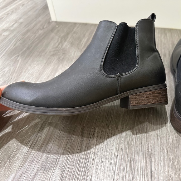 DLG Women’s Size 7 Brown Vegan Leather Chelsea Boot - Picture 2 of 8